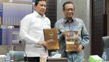 Anggota Komisi Percepatan Reformasi Polri (KPRP) Jenderal Polisi (Purn) Ahmad Dofiri (kiri) dan Mahfud MD (kanan) menunjukkan buku hasil rekomendasi reformasi Polri dalam konferensi pers di Jakarta Selatan, Rabu (6/5/2026). (Foto: Antara/Nadia P Rahmani)