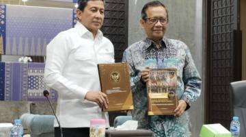 Anggota Komisi Percepatan Reformasi Polri (KPRP) Jenderal Polisi (Purn) Ahmad Dofiri (kiri) dan Mahfud MD (kanan) menunjukkan buku hasil rekomendasi reformasi Polri dalam konferensi pers di Jakarta Selatan, Rabu (6/5/2026). (Foto: Antara/Nadia P Rahmani)