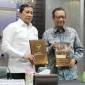 Anggota Komisi Percepatan Reformasi Polri (KPRP) Jenderal Polisi (Purn) Ahmad Dofiri (kiri) dan Mahfud MD (kanan) menunjukkan buku hasil rekomendasi reformasi Polri dalam konferensi pers di Jakarta Selatan, Rabu (6/5/2026). (Foto: Antara/Nadia P Rahmani)