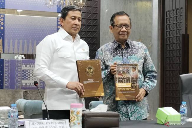 Anggota Komisi Percepatan Reformasi Polri (KPRP) Jenderal Polisi (Purn) Ahmad Dofiri (kiri) dan Mahfud MD (kanan) menunjukkan buku hasil rekomendasi reformasi Polri dalam konferensi pers di Jakarta Selatan, Rabu (6/5/2026). (Foto: Antara/Nadia P Rahmani)