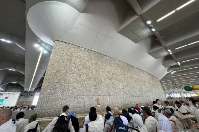 Jemaah haji melempar jumrah aqobah di Jamarat, Mina, Makkah, Arab Saudi, Rabu (27/5/2026). (Foto: Antara/Citro Atmoko)