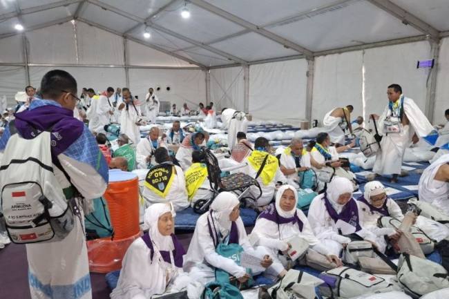 Jemaah calon haji Indonesia mulai berdatangan di Arafah untuk menjalani rangkaian puncak ibadah haji, Senin (25/5/2026). (Foto: Kemenhaj)