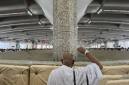 Jemaah haji melempar jumrah aqobah di Jamarat, Mina, Makkah, Arab Saudi, Rabu (27/5/2026). (Foto: Antara/Citro Atmoko)
