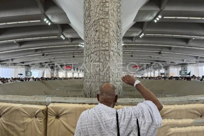 Jemaah haji melempar jumrah aqobah di Jamarat, Mina, Makkah, Arab Saudi, Rabu (27/5/2026). (Foto: Antara/Citro Atmoko)
