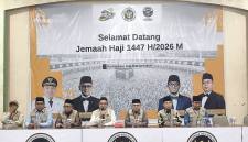 PPIH Embarkasi Banjarmasin, Kslsel, saat penyambutan jemaah calon haji Kloter 06 asal Kalteng di Asrama Haji Embarkasi Banjarmasin, di Banjarbaru, Jumat (1/5/2026). (Foto: Kemenhaj Kalsel)