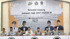 PPIH Embarkasi Banjarmasin, Kslsel, saat penyambutan jemaah calon haji Kloter 06 asal Kalteng di Asrama Haji Embarkasi Banjarmasin, di Banjarbaru, Jumat (1/5/2026). (Foto: Kemenhaj Kalsel)