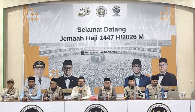 PPIH Embarkasi Banjarmasin, Kslsel, saat penyambutan jemaah calon haji Kloter 06 asal Kalteng di Asrama Haji Embarkasi Banjarmasin, di Banjarbaru, Jumat (1/5/2026). (Foto: Kemenhaj Kalsel)