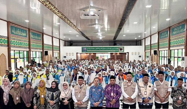 PPIH Embarkasi Banjarmasin, Kalsel saat menggelar kegiatan pelepasan keberangkatan jamaah calon haji Kloter 18 di Aula asrama haji di Kota Banjarbaru, Selasa (19/5/2026). (Foto: Kemenhaj Kalsel)