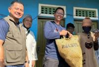 Plt Kadinsos Banjarmasin Jefrie Faransyah dan Sekdakot Banjarmasin Ichrom Muftezar saat menyerahkan bantuan sosial kepada warga, beberapa waktu lalu. (Foto: Antara/Sukarli)