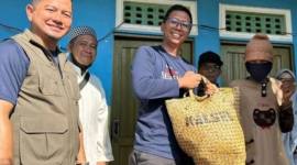 Plt Kadinsos Banjarmasin Jefrie Faransyah dan Sekdakot Banjarmasin Ichrom Muftezar saat menyerahkan bantuan sosial kepada warga, beberapa waktu lalu. (Foto: Antara/Sukarli)