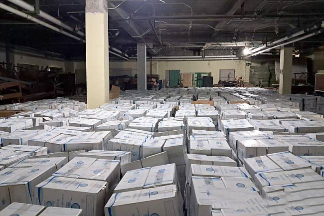 Penampakan tumpukan Air Zamzam untuk jemaah haji Kalsel dan Kalteng yang akan didistribusikan pada kepulangan haji tahun 1447 H / 2026 M di gudang Asrama Haji Embarkasi Banjarmasin, di Kota Banjarbaru, Kamis (28/5/2026). (Foto: Kemenhaj Kalsel)