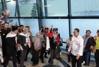 Menteri Luar Negeri (Menlu) Ri Sugiono turut menjemput kepulangan sembilan warga negara Indonesia (WNI) yang menjadi korban penahanan Zionis Israel di Bandara Internasional Soekarno-Hatta (Soetta) Tangerang, Banten pada Minggu (24/5/2026). (Foto: Antara/Azmi Samsul M)