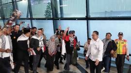 Menteri Luar Negeri (Menlu) Ri Sugiono turut menjemput kepulangan sembilan warga negara Indonesia (WNI) yang menjadi korban penahanan Zionis Israel di Bandara Internasional Soekarno-Hatta (Soetta) Tangerang, Banten pada Minggu (24/5/2026). (Foto: Antara/Azmi Samsul M)