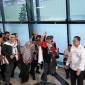 Menteri Luar Negeri (Menlu) Ri Sugiono turut menjemput kepulangan sembilan warga negara Indonesia (WNI) yang menjadi korban penahanan Zionis Israel di Bandara Internasional Soekarno-Hatta (Soetta) Tangerang, Banten pada Minggu (24/5/2026). (Foto: Antara/Azmi Samsul M)