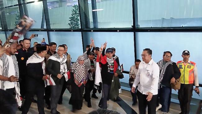 Menteri Luar Negeri (Menlu) Ri Sugiono turut menjemput kepulangan sembilan warga negara Indonesia (WNI) yang menjadi korban penahanan Zionis Israel di Bandara Internasional Soekarno-Hatta (Soetta) Tangerang, Banten pada Minggu (24/5/2026). (Foto: Antara/Azmi Samsul M)