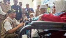 Wakil Menteri Haji dan Umrah (Wamenhaj) Dahnil Anzar Simanjuntak (kiri) saat meninjau pemberangkatan calon haji di Bandara Kertajati, Majalengka, Jawa Barat, Jumat (1/5/2026). (Foto: Antara/Fathnur Rohman)