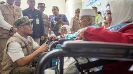 Wakil Menteri Haji dan Umrah (Wamenhaj) Dahnil Anzar Simanjuntak (kiri) saat meninjau pemberangkatan calon haji di Bandara Kertajati, Majalengka, Jawa Barat, Jumat (1/5/2026). (Foto: Antara/Fathnur Rohman)