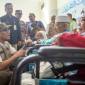 Wakil Menteri Haji dan Umrah (Wamenhaj) Dahnil Anzar Simanjuntak (kiri) saat meninjau pemberangkatan calon haji di Bandara Kertajati, Majalengka, Jawa Barat, Jumat (1/5/2026). (Foto: Antara/Fathnur Rohman)