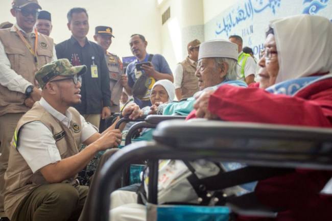 Wakil Menteri Haji dan Umrah (Wamenhaj) Dahnil Anzar Simanjuntak (kiri) saat meninjau pemberangkatan calon haji di Bandara Kertajati, Majalengka, Jawa Barat, Jumat (1/5/2026). (Foto: Antara/Fathnur Rohman)