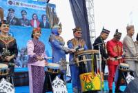 Gubernur Kalteng Agustiar Sabran (empat dari kiri) dan jajaran saat membuka Festival Budaya Isen Mulang tahun 2026 di Bundaran Besar Palangka Raya, Minggu (17/5/2026). (Foto: Antara/M Arif Hidayat)
