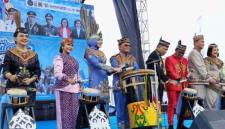 Gubernur Kalteng Agustiar Sabran (empat dari kiri) dan jajaran saat membuka Festival Budaya Isen Mulang tahun 2026 di Bundaran Besar Palangka Raya, Minggu (17/5/2026). (Foto: Antara/M Arif Hidayat)
