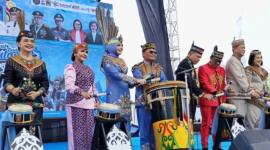 Gubernur Kalteng Agustiar Sabran (empat dari kiri) dan jajaran saat membuka Festival Budaya Isen Mulang tahun 2026 di Bundaran Besar Palangka Raya, Minggu (17/5/2026). (Foto: Antara/M Arif Hidayat)