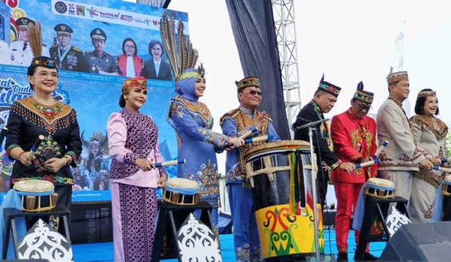 Gubernur Kalteng Agustiar Sabran (empat dari kiri) dan jajaran saat membuka Festival Budaya Isen Mulang tahun 2026 di Bundaran Besar Palangka Raya, Minggu (17/5/2026). (Foto: Antara/M Arif Hidayat)