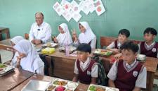 Kepala Badan Gizi Nasional (BGN) Dadan Hindayana meresmikan Satuan Pelayanan Pemenuhan Gizi (SPPG) di Citaringgul, Kecamatan Babakanmadang, Kabupaten Bogor, Jawa Barat, Senin (11/5/2026). (Foto: Antara/M Fikri Setiawan)
