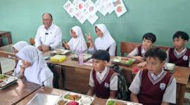 Kepala Badan Gizi Nasional (BGN) Dadan Hindayana meresmikan Satuan Pelayanan Pemenuhan Gizi (SPPG) di Citaringgul, Kecamatan Babakanmadang, Kabupaten Bogor, Jawa Barat, Senin (11/5/2026). (Foto: Antara/M Fikri Setiawan)
