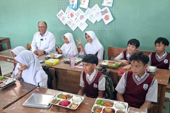 Kepala Badan Gizi Nasional (BGN) Dadan Hindayana meresmikan Satuan Pelayanan Pemenuhan Gizi (SPPG) di Citaringgul, Kecamatan Babakanmadang, Kabupaten Bogor, Jawa Barat, Senin (11/5/2026). (Foto: Antara/M Fikri Setiawan)
