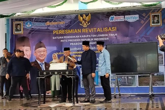 Menteri Pendidikan Dasar dan Menengah Prof Abdul Muti (Tengah) didampingi Gubernur NTB Lalu Muhammad Iqbal saat acara peresmian revitalisasi sekolah di Lombok Timur, Minggu (17/5/2026). (Foto: Antara/Akhyar Rosidi)