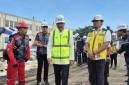 Menteri Sosial (Mensos) Saifullah Yusuf atau Gus Ipul (tengah) saat meninjau perkembangan pembangunan Sekolah Rakyat di Kedung Cowek Surabaya, Jawa Timur, Minggu (3/5/2026). (Foto: Antara/Willi Irawan)