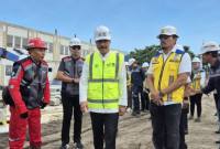 Menteri Sosial (Mensos) Saifullah Yusuf atau Gus Ipul (tengah) saat meninjau perkembangan pembangunan Sekolah Rakyat di Kedung Cowek Surabaya, Jawa Timur, Minggu (3/5/2026). (Foto: Antara/Willi Irawan)
