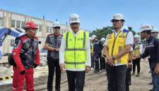 Menteri Sosial (Mensos) Saifullah Yusuf atau Gus Ipul (tengah) saat meninjau perkembangan pembangunan Sekolah Rakyat di Kedung Cowek Surabaya, Jawa Timur, Minggu (3/5/2026). (Foto: Antara/Willi Irawan)