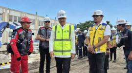 Menteri Sosial (Mensos) Saifullah Yusuf atau Gus Ipul (tengah) saat meninjau perkembangan pembangunan Sekolah Rakyat di Kedung Cowek Surabaya, Jawa Timur, Minggu (3/5/2026). (Foto: Antara/Willi Irawan)