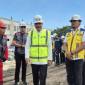 Menteri Sosial (Mensos) Saifullah Yusuf atau Gus Ipul (tengah) saat meninjau perkembangan pembangunan Sekolah Rakyat di Kedung Cowek Surabaya, Jawa Timur, Minggu (3/5/2026). (Foto: Antara/Willi Irawan)