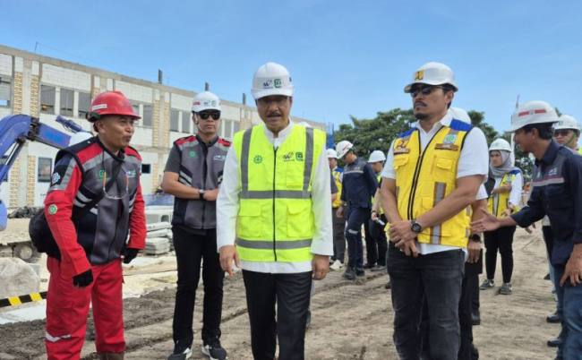 Menteri Sosial (Mensos) Saifullah Yusuf atau Gus Ipul (tengah) saat meninjau perkembangan pembangunan Sekolah Rakyat di Kedung Cowek Surabaya, Jawa Timur, Minggu (3/5/2026). (Foto: Antara/Willi Irawan)