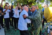 Gubernur Kalsel (kiri) saat menyambut kedatangan Wakasad di Bandara Syamsudin Noor