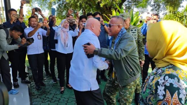 Gubernur Kalsel (kiri) saat menyambut kedatangan Wakasad di Bandara Syamsudin Noor