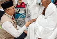 Calon haji tertua Kalsel berusia 102 tahun Mbah Kasrun (duduk kiri) bersama jemaah lainnya dari Kloter 17 Ebarkasi Banjarmasin saat bersiap keberangkatan ke Tanah Suci Makkah, Arab Saudi di asrama haji di Kota Banjarbaru, Senin (18/5/2026). (Foto: Kemenhaj Kalsel)