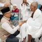 Calon haji tertua Kalsel berusia 102 tahun Mbah Kasrun (duduk kiri) bersama jemaah lainnya dari Kloter 17 Ebarkasi Banjarmasin saat bersiap keberangkatan ke Tanah Suci Makkah, Arab Saudi di asrama haji di Kota Banjarbaru, Senin (18/5/2026). (Foto: Kemenhaj Kalsel)