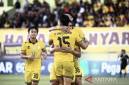 
Pemain PS Barito Putera berselebrasi merayakan gol yang dicetak Fabiano Beltrame (Nomor Punggung 15) pada pertandingan terakhir pekan ke-27 Grup B/Timur Pegadaian Championship di Stadion 17 Mei, Banjarmasin, Kalimantan Selatan, Minggu (3/5/2026). (Foto: Antara/Tumpal A Aritonang)
