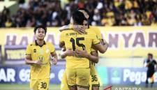 
Pemain PS Barito Putera berselebrasi merayakan gol yang dicetak Fabiano Beltrame (Nomor Punggung 15) pada pertandingan terakhir pekan ke-27 Grup B/Timur Pegadaian Championship di Stadion 17 Mei, Banjarmasin, Kalimantan Selatan, Minggu (3/5/2026). (Foto: Antara/Tumpal A Aritonang)