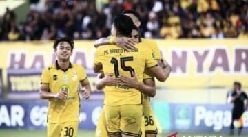 
Pemain PS Barito Putera berselebrasi merayakan gol yang dicetak Fabiano Beltrame (Nomor Punggung 15) pada pertandingan terakhir pekan ke-27 Grup B/Timur Pegadaian Championship di Stadion 17 Mei, Banjarmasin, Kalimantan Selatan, Minggu (3/5/2026). (Foto: Antara/Tumpal A Aritonang)
