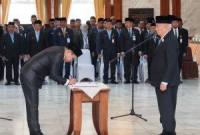 Salah satu dari 192 pejabat struktural dan fungsional yang dilantik Gubernur Muhidin menandatangani SK pengangkatan