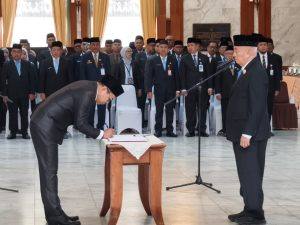Salah satu dari 192 pejabat struktural dan fungsional yang dilantik Gubernur Muhidin menandatangani SK pengangkatan