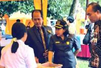 Kepala SMAN 1 Sepang Suyono (kiri), anggota DPRD Gumas Rusmila (bertopi), dan lainnya meninjau stan pameran hasil karya peserta didik di Kelurahan Sepang Simin, Kecamatan Sepang, Kabupaten Gumas. (Foto: Dok SMAN 1 Sepang)