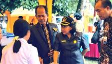 Kepala SMAN 1 Sepang Suyono (kiri), anggota DPRD Gumas Rusmila (bertopi), dan lainnya meninjau stan pameran hasil karya peserta didik di Kelurahan Sepang Simin, Kecamatan Sepang, Kabupaten Gumas. (Foto: Dok SMAN 1 Sepang)