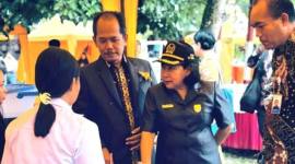 Kepala SMAN 1 Sepang Suyono (kiri), anggota DPRD Gumas Rusmila (bertopi), dan lainnya meninjau stan pameran hasil karya peserta didik di Kelurahan Sepang Simin, Kecamatan Sepang, Kabupaten Gumas. (Foto: Dok SMAN 1 Sepang)