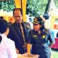 Kepala SMAN 1 Sepang Suyono (kiri), anggota DPRD Gumas Rusmila (bertopi), dan lainnya meninjau stan pameran hasil karya peserta didik di Kelurahan Sepang Simin, Kecamatan Sepang, Kabupaten Gumas. (Foto: Dok SMAN 1 Sepang)